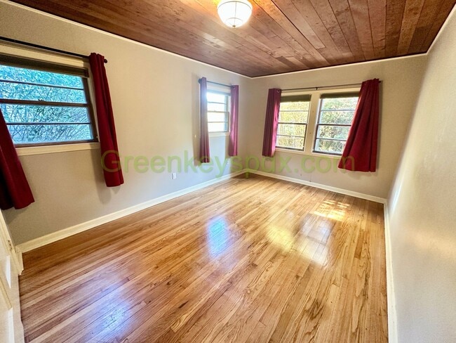 Building Photo - Cute 2-Bedroom Cottage by OHSU on the Hill...