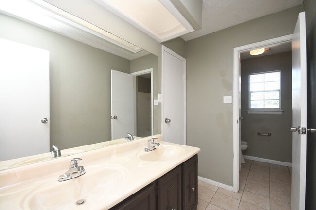 Building Photo - 379 Richvale Ln