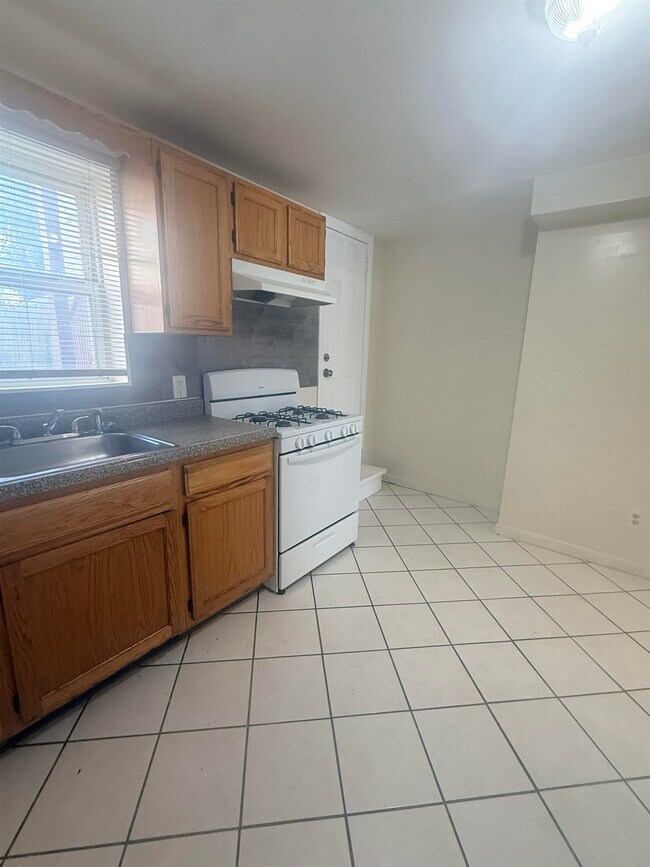 Building Photo - 592 Bramhall Ave