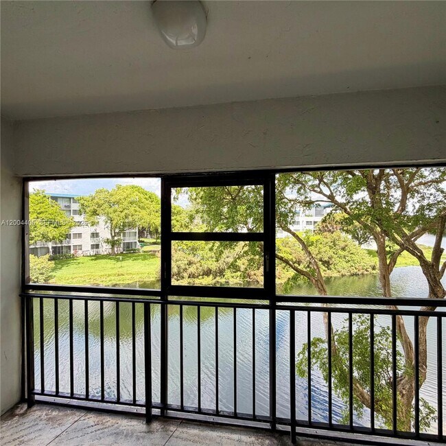 Building Photo - 8775 Park Blvd