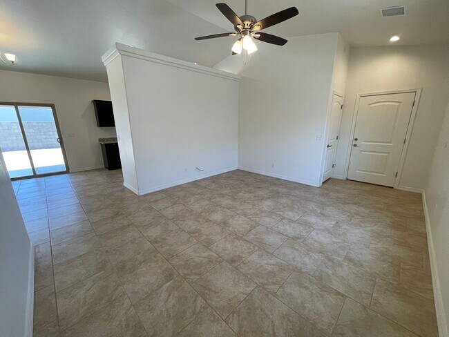 Building Photo - Great 3 Bedroom Home near Hualapai School!