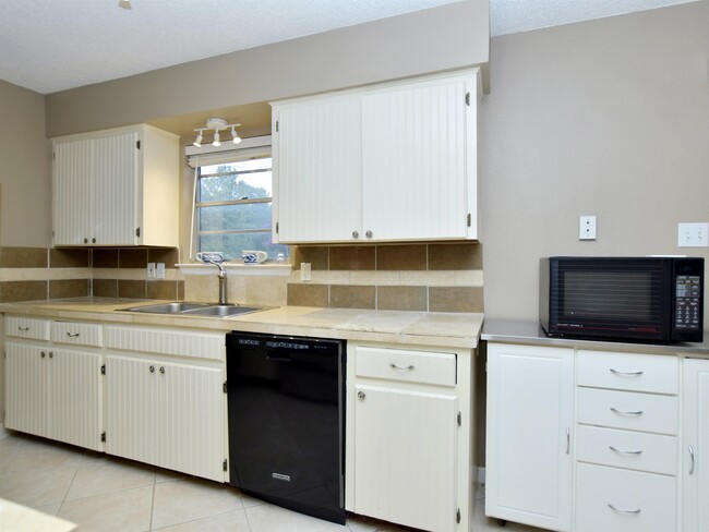 Building Photo - 1301 Post Oak Cir