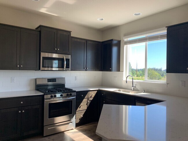 Building Photo - GORGEOUS 5BD, 3BA, 2-CAR GARAGE! AMENITIES...