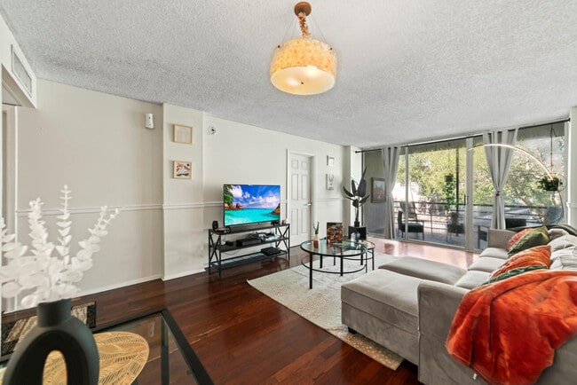 Building Photo - 113 Royal Pk Dr