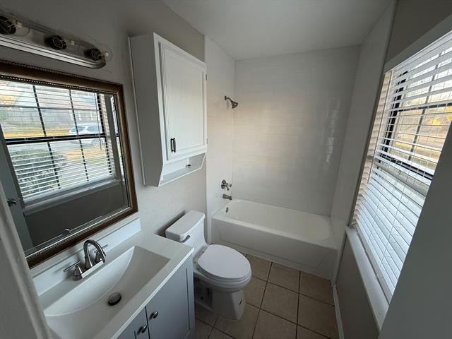 Building Photo - 411 Dollins St
