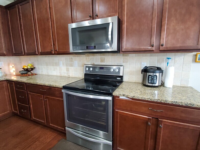 Building Photo - 808 Ayrshire Ave