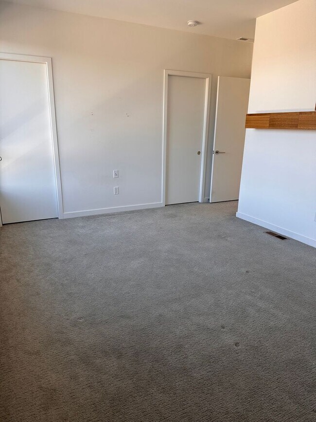 Building Photo - 3 Bedroom 3.5 Bath River Views - Walk to Old Mill