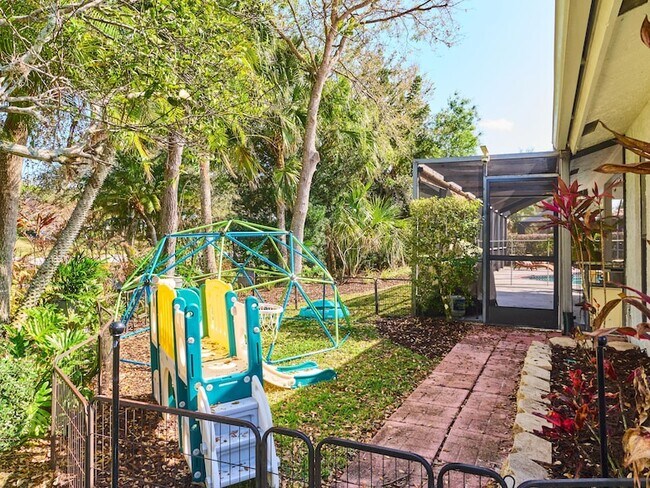 Building Photo - 2281 SW Starling Dr