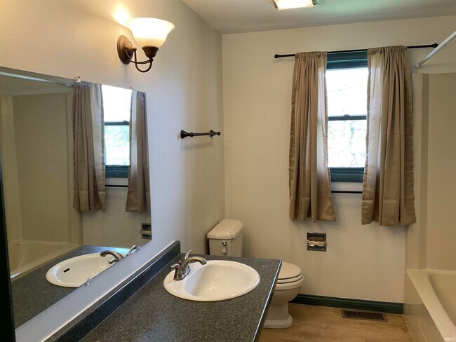 Building Photo - 5425 Hewitt Ln