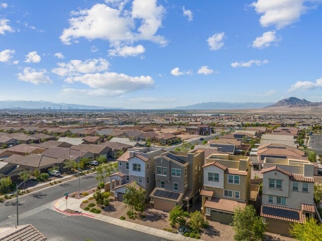 Building Photo - Spacious Three Story 3 Bed 3.5 Bath Smarth...