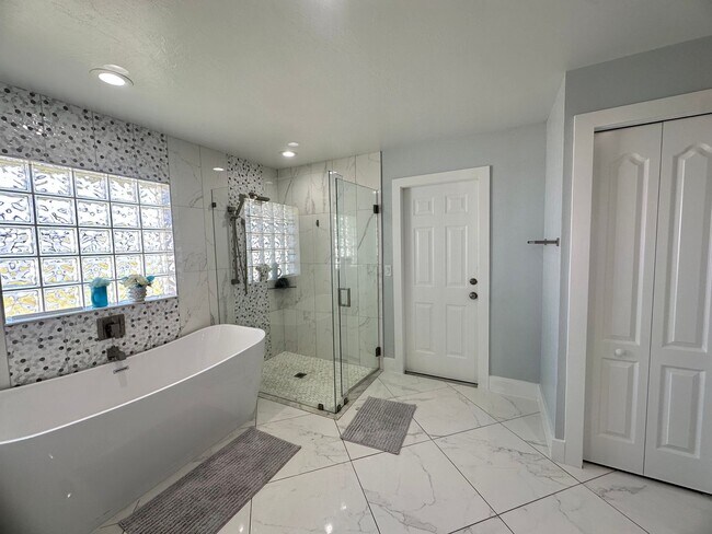 Building Photo - Stunning 3 Bedroom + Den Home with Fence + Screened Lanai in Great Location!