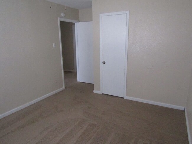 Building Photo - 3 bedroom 2 bath home