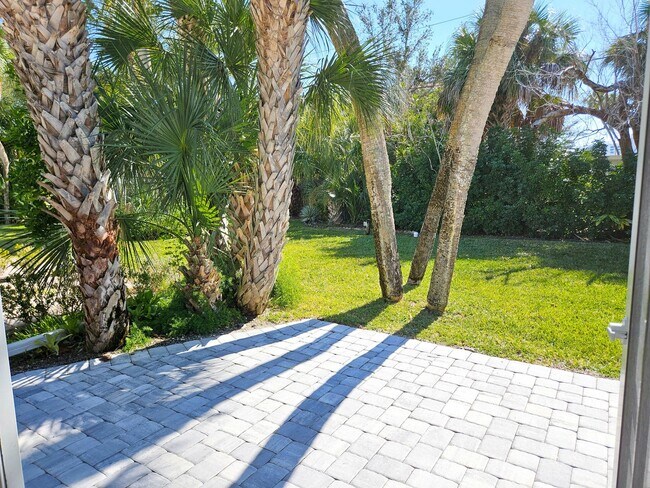 Building Photo - Seasonal Short-Term Venice Island Townhouse Steps from Venice Beach!