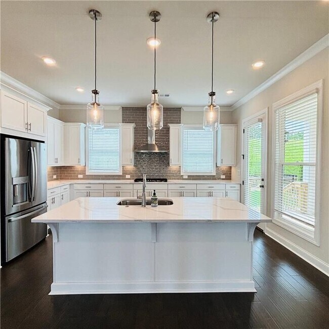 Building Photo - 657 SUMMIT HILL Way