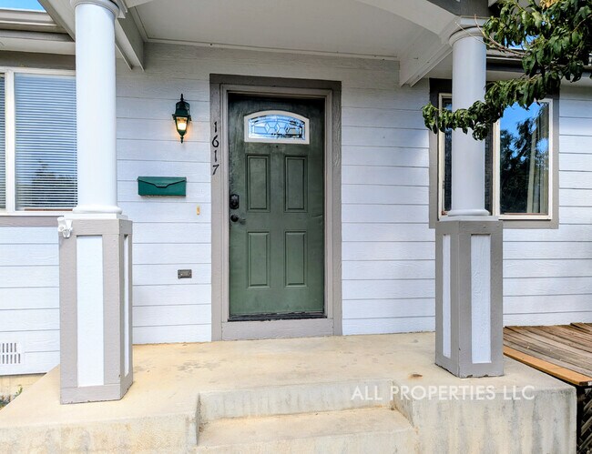 Building Photo - 1617 W 39th Ave