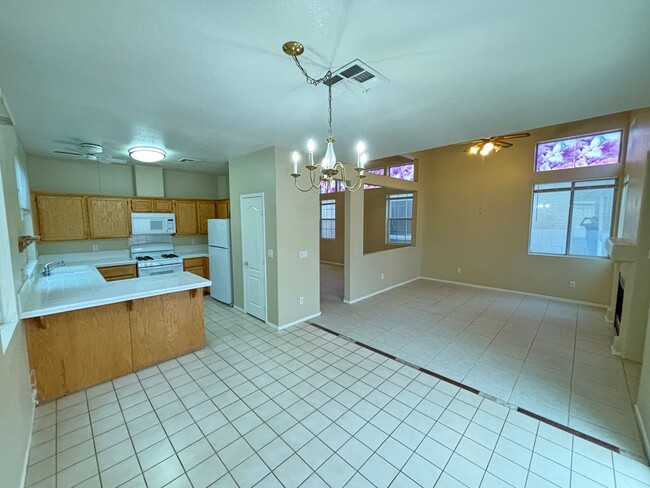 Building Photo - Gorgeous 3Bed/3Bath Home in the Gated Gree...