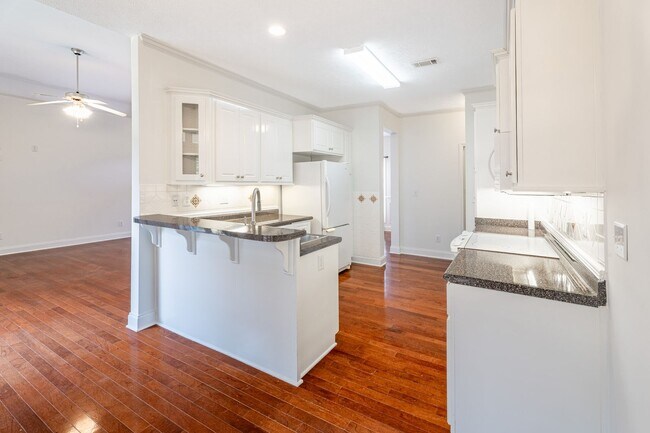 Building Photo - 256 Southbank Dr