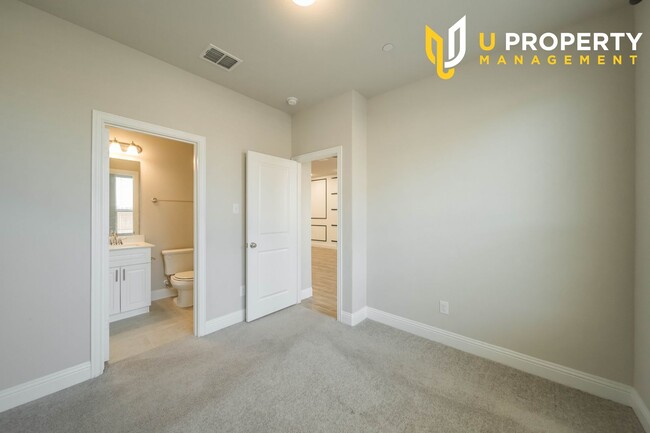 Building Photo - 4 bed and 3.5 bath Townhome in Plano!