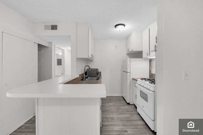 Building Photo - 18620 Hatteras St