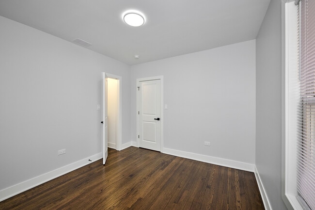 Building Photo - 6237 N Fairfield Ave