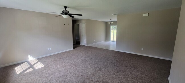 Building Photo - 3/2 Home No HOA Located In Ocala