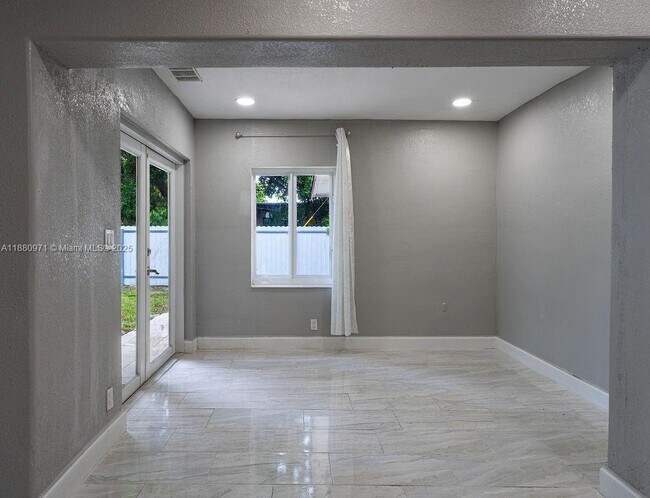 Building Photo - 5551 SW 37th St