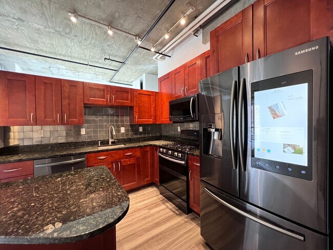 Building Photo - Large, Upgraded 2 Bed/2 Bath Loft off Mass...