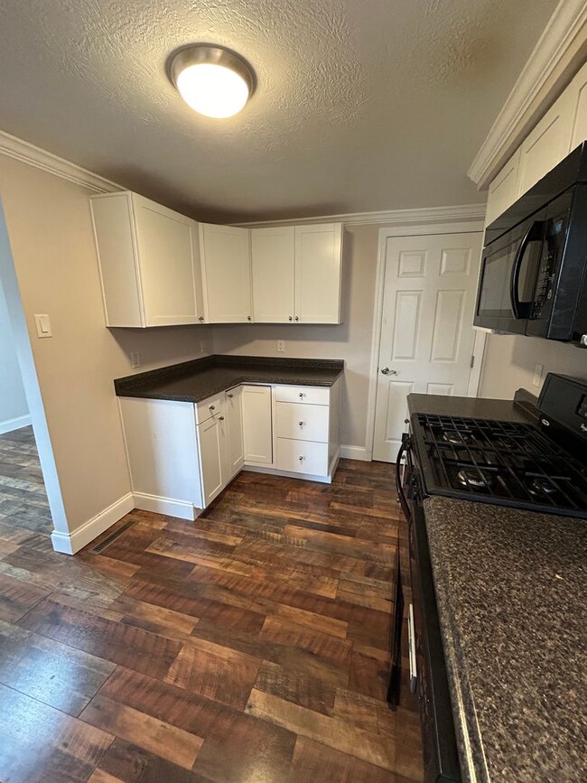 Building Photo - Modern Charm: 2 BR Home with Finished Basement, Pet Friendly, Assigned Parking, and Prime Location!