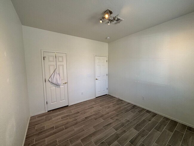 Building Photo - Seven Hills Single-Story 3 Bed 2 Bath Scenic Greenbelt Views