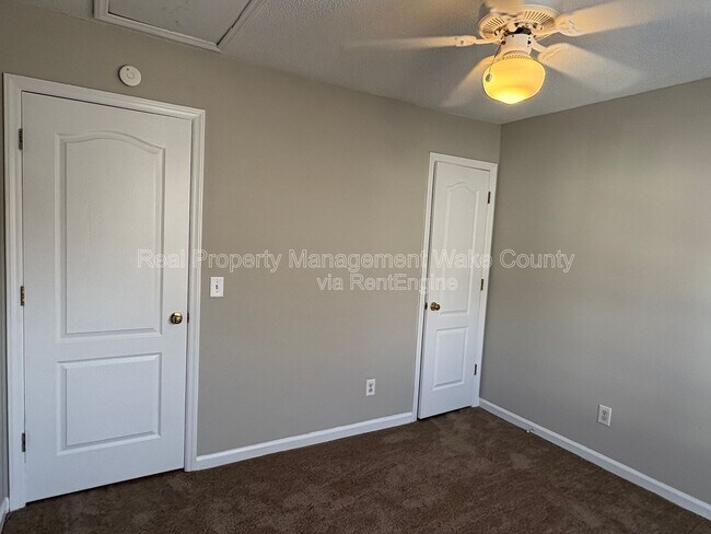 Building Photo - 9704 Erinsbrook Dr