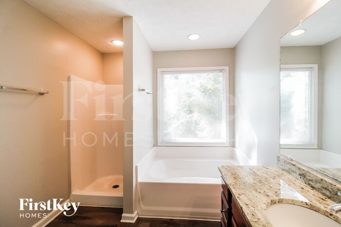 Building Photo - 35 Fair Ridge Ct