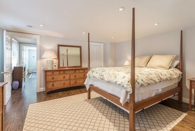 Building Photo - 622 E 2nd St