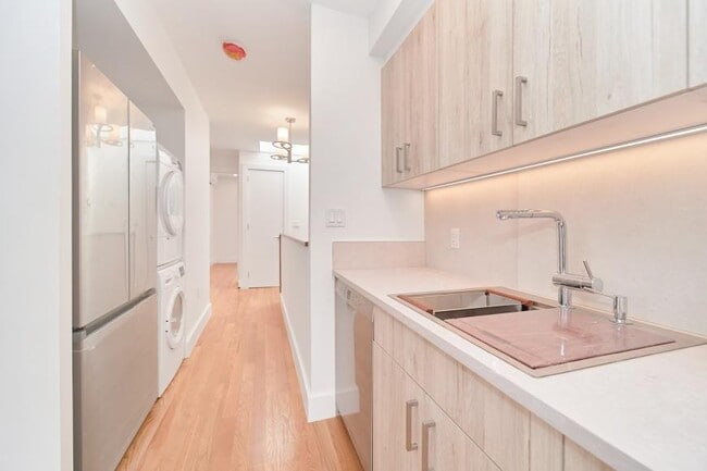 Building Photo - 3 bedroom in JACKSON HEIGHTS NY 11372