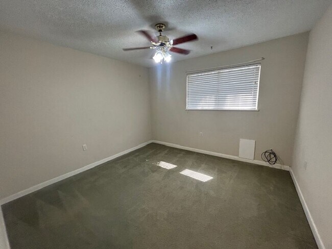 Building Photo - Spacious and Private Midway ISD Home