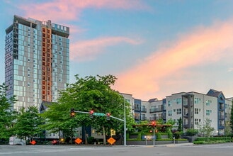 Building Photo - Ellington at Bellevue