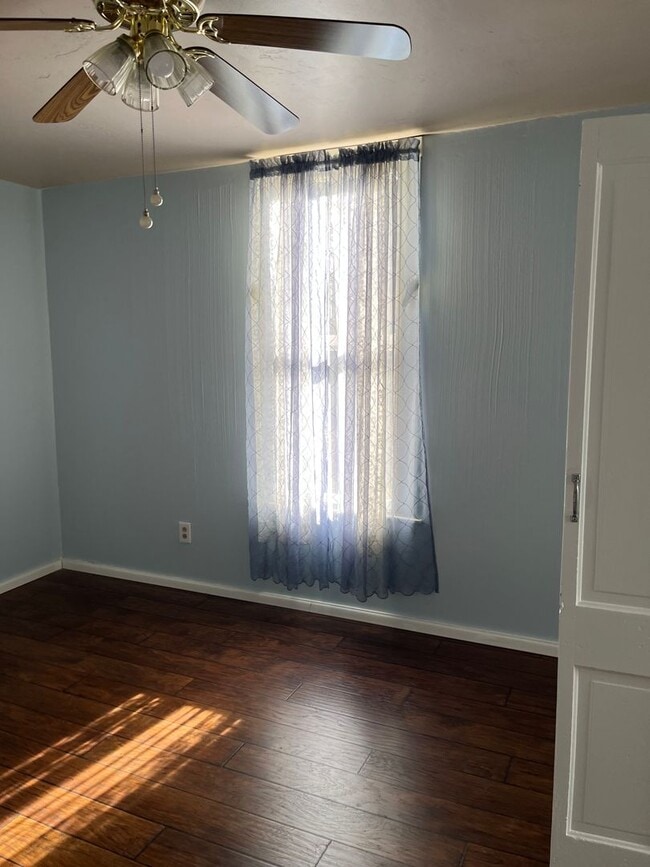 Building Photo - 2 story, 4 bedroom 1 bathroom home in Canyonville.