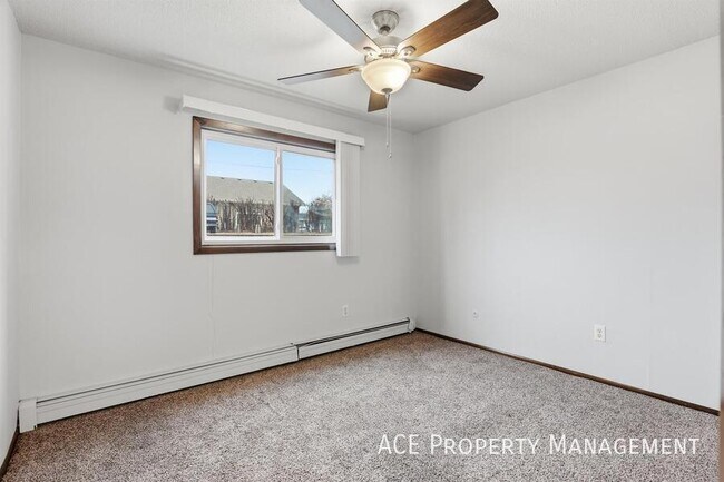 Building Photo - 733 Dakota Dr