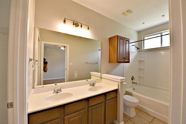 Building Photo - 2106 Charlotte Estates Dr