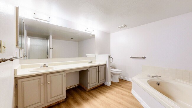 Building Photo - Adorable 2beds/2baths w/2 Parking spaced Included Available Now