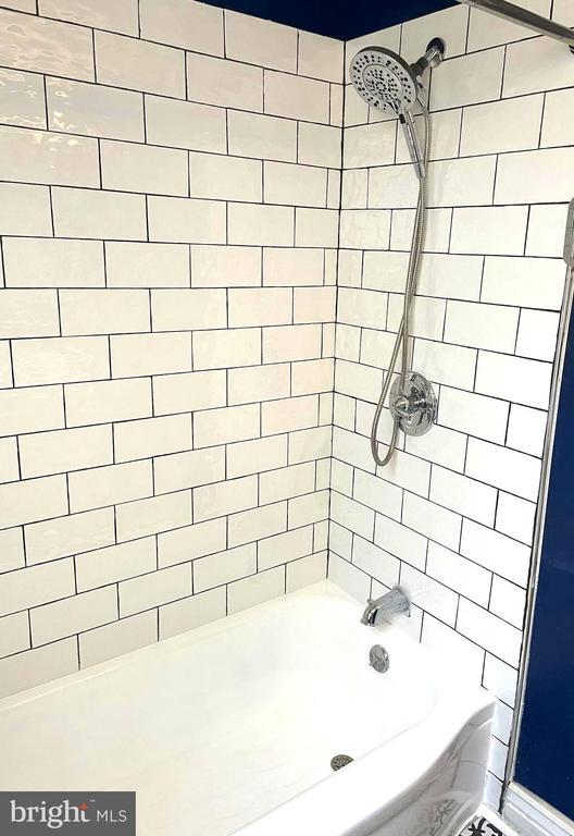 Building Photo - 1049 Reverdy Rd