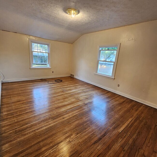 Building Photo - Spacious 3 Bedroom 1.5 Bath Single Family Home Available Soon