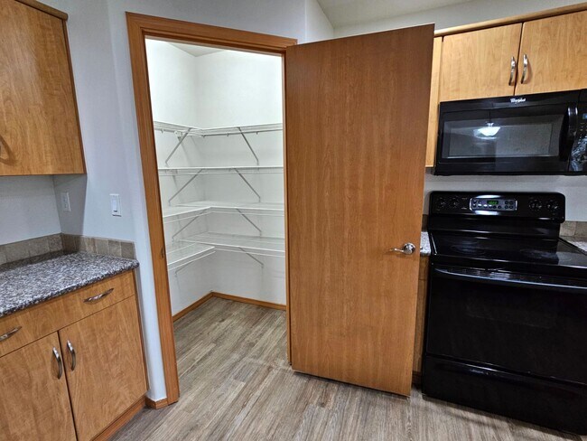 Building Photo - Open, One-Level Living- 4 Bedroom, 2.5 Bath Richland Home with Spacious Backyard