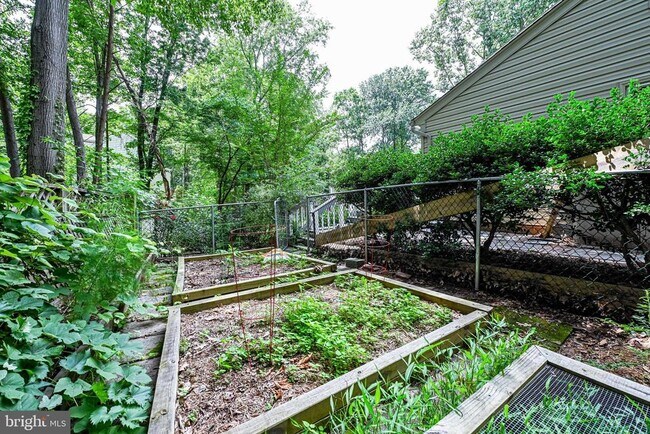 Building Photo - 12127 Holly Knoll Cir