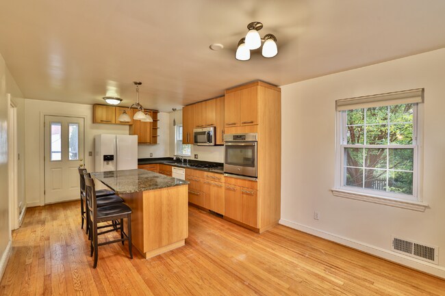Building Photo - Spacious, Accessible Downtown Silver Spring Townhome!!.... Renovated Kitchen, Finished Basement, ...