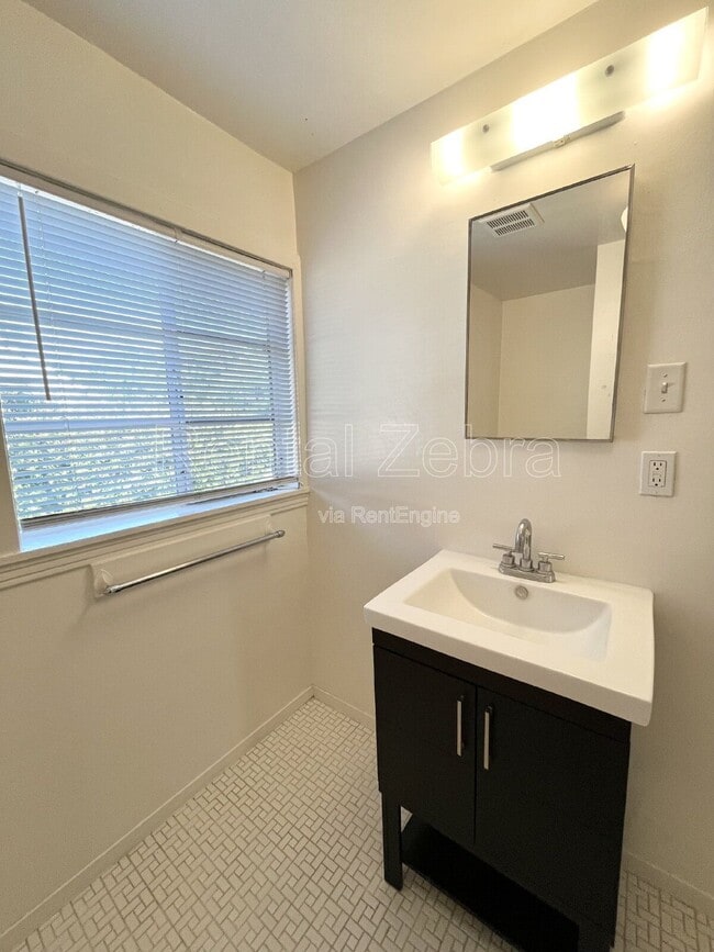 Building Photo - 2128 K St