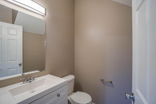 Building Photo - THREE BEDROOM TOWNHOME IN HAZEL DELL