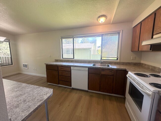 Building Photo - **$500 move in credit. Lake Oswego Refreshed 2nd Story 2 bed/1 bath Condo- W/S/G Included