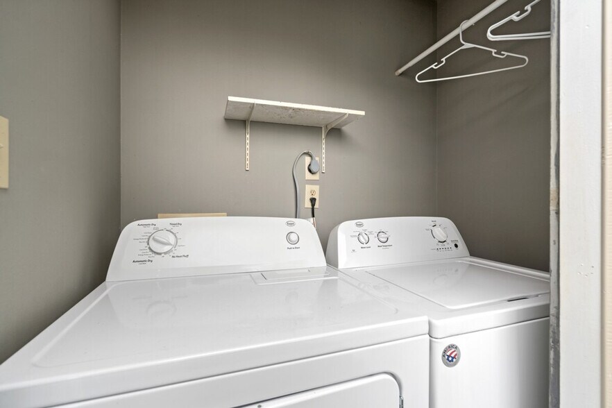 Building Photo - 1930 Bent Grass Dr