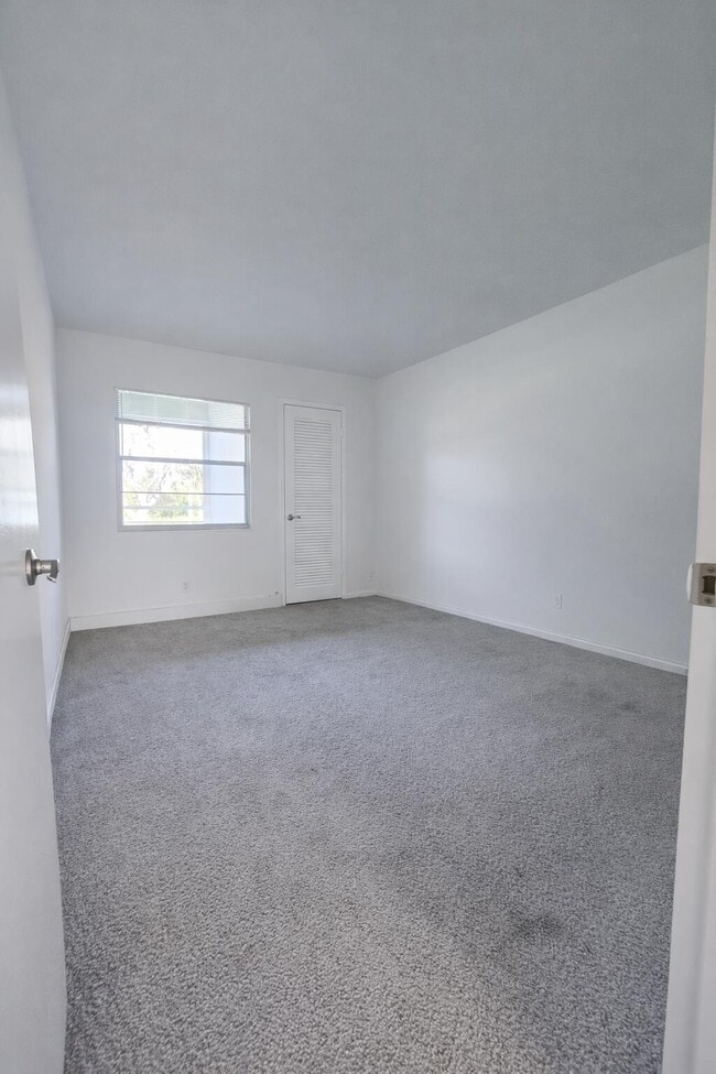 Building Photo - 2003 Lincoln A