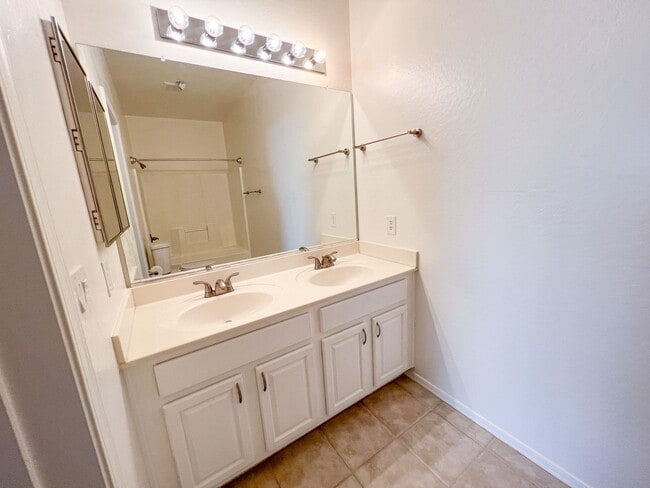 Building Photo - TOWNHOME - COTTONWOOD - HOA Cottonwood Square Commons